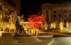 Scultura dello storico sindaco Tom Johnson in Public Square a Cleveland, stato dell'Ohio, USA. La statua è stata realizzata nel 1916 - © Kenneth Sponsler / Shutterstock.com