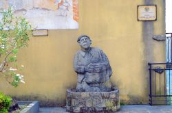 Scultura di Carmelo Grassi nell'omonima piazza a Motta Camastra, Sicilia - © maudanros / Shutterstock.com