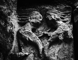 Scultura di due angeli nella chiesa di San Giacomo a Aubeterre-sur-Dronne, Francia.
