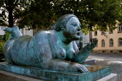 Scultura di Fernando Botero a Bamberga, Germania, intitolata "signora con frutta" - © Svetlana Beleacov / Shutterstock.com