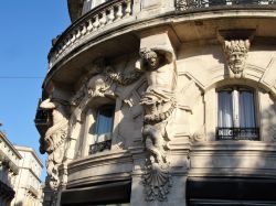 Scultura di Hermes sulla facciata di un edificio storico a Montpellier, Francia.
 