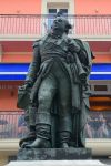 Scultura di Pierre Andre de Suffren in una via di Saint-Tropez, Francia. De Suffren è stato un ammiraglio francese del XVIII° secolo - © Attila JANDI / Shutterstock.com