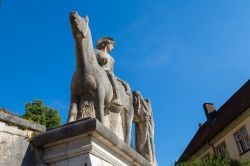 Scultura di San Martino nella basilica di Weingarten, Germania - La bella opera scultorea dedicata a San Martino è ospitata nei pressi di questa chiesa barocca la cui facciata monumentale ...