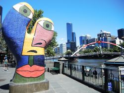Scultura di street art colorata lungo il fiume Yarra a Melbourne, Australia - © ArliftAtoz2205 / Shutterstock.com