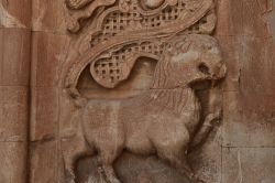 Scultura di un animale su un muro del palazzo Ishak Pasha nella città di Dogubeyazit, Turchia - © thomas koch / Shutterstock.com