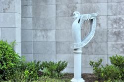 La scultura di un cigno con arpa al Palazzo Municipale di Galway, Irlanda - © Jose Ignacio Retamal / Shutterstock.com