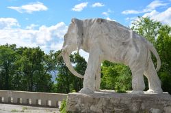 Scultura di un elefante nel giardino del cottage di Konstantin Golovkin, Samara, Russia. Si tratta di un'opera architettonica purtroppo in parte danneggiata - © karnaval2018 / Shutterstock.com ...