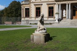 La scultura di una donna al Zuid-Kennemerland Park nei pressi di Haarlem, Olanda - © Bakusova / Shutterstock.com