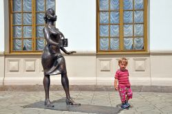 Scultura di una donna e un bambino nella parte storica della stazione di Ekaterinburg, Russia.
