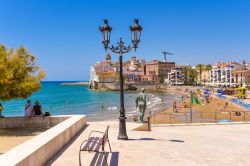 Scultura di una donna nuda sul lungomare di fronte alla spiaggia di Sitges, Spagna - © gg-foto / Shutterstock.com