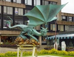Moderna scultura di drago a Braga, Portogallo - © Rafal Gadomski / Shutterstock.com 