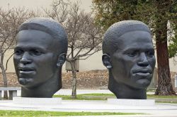La scultura in memoria dei fratelli Robinson, due campioni di Baseball, si trova a Centennial Square a Pasadena (California) - © Philip Pilosian / Shutterstock.com 
