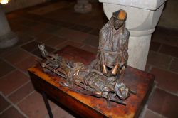 Scultura in bronzo all'interno della cattedrale di Augusta, Germania - © Mariangela Cruz / Shutterstock.com