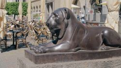Scultura in bronzo di un leone lungo una strada del centro di Lipsia, Germania - © Novikov Aleksey / Shutterstock.com