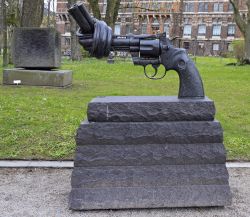La scultura in bronzo di un revolver gigante con la canna annodata e rivolta verso l'alto, Svezia - © Andrew Babble / Shutterstock.com