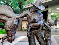 Scultura in bronzo di un uomo con cavallo e bambino al centro Alumni dell'Università del Texas, Austin (USA) - © GSPhotography / Shutterstock.com