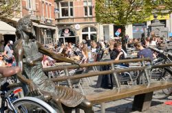 Scultura in bronzo di una donna nella Piazza del Mercato Vecchio a Leuven, Belgio. A realizzarla è stato lo scultore Fred Bellefroid - © monysasu / Shutterstock.com