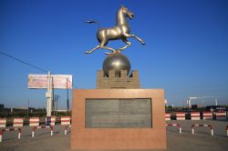 Scultura in bronzo raffigurante un cavallo che corre su una sfera a Turpan, Xinjiang, Cina  - © Windyboy / Shutterstock.com