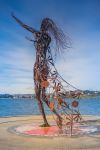 Scultura in ferro che ritrae una donna sulla costa del lago Llanquihue a Puerto Varas, Cile - © Guaxinim / Shutterstock.com