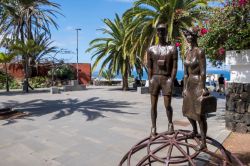 Scultura in ferro in omaggio al turismo nel punto panoramico di La Paz a Puerto de la Cruz, Tenerife, Spagna - © Salvador Aznar / Shutterstock.com