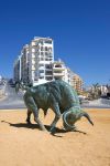 Scultura in ghisa di un grande toro nel centro di una rotonda a Estepona, Spagna.

