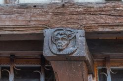 Scultura in legno di un Grimlins sulla facciata di un edificio a Troyes, Francia - © frlegros / Shutterstock.com
