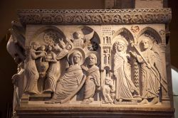 Scultura in marmo all'interno del duomo di Barga, Toscana. Siamo nella città adottiva di Giovanni Pascoli.

