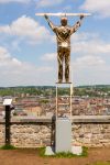 Scultura in oro dell'artista Jan Fabre nella cittadella di Namur, Belgio. Raffigura un uomo che misura cielo e nuvole - © Uwe Aranas / Shutterstock.com