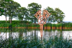 Una scultura in paglia nel greto del torrente nei pressi del villaggio di Joudkranté, Lituania.

