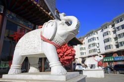 Scultura in pietra di un grande elefante in una strada di Hohhot, Mongolia Interna, Cina - © chinahbzyg / Shutterstock.com