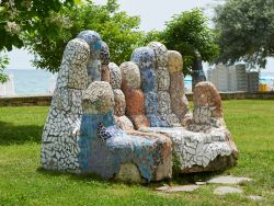 La scultura mosaico Two Hands sul litorale di Golden Sands nei pressi di Varna, Bulgaria - © Marynka Mandarinka / Shutterstock.com