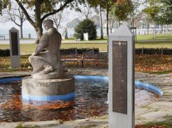 Una scultura nei giardini di Friedrichshafen, sul Lago di Costanza, in Germania - © Altrendo Images / Shutterstock.com