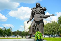 Scultura nei pressi della Cattedrale sul Sangue a Ekaterinburg, Russia - © photravel_ru / Shutterstock.com