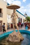 Scultura nella zona pedonale di Holguin, Cuba. Passeggiando nel centro storico di questa pittoresca località cubana si può andare alla scoperta di edifici e monumenti di architettura ...