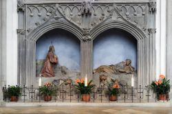 Scultura religiosa in legno nell'Augsburger Dom, Germania - © Ricky Of The World / Shutterstock.com