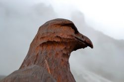 Lungo il sentiero didattico nello Schlick 2000 si trovano anche alcune sculture in legno che raffigurano gli animali che vivono nel territorio. L'aquila è uno di questi.