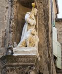 Scultura sulla facciata di un edificio di origine medievale nella città francese di Pezenas.

