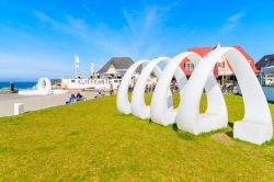 Una scultura sulla passeggiata costiera della cittadina di Wenningstedt a Sylt, Germania - © Pawel Kazmierczak / Shutterstock.com