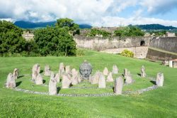 Sculture a Fort Dèlgres a Basse-Terre, Guadalupa. I bastioni con i cannoni, la grande caserma ristrutturata, la cisterna del 1702 costruita da Père Labat e le sculture offrono ...