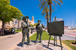 Sculture di artisti sul lungomare di Sitges, Spagna. Si estendono per oltre 4 chilometri le spiagge di Sitges, tutte accoglienti e perfette per chiunque - © gg-foto / Shutterstock.com