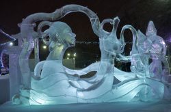 Sculture di ghiaccio nel periodo natalizio allestite nel centro di Tomsk (Siberia, Russia) - © Serg Zastavkin / Shutterstock.com