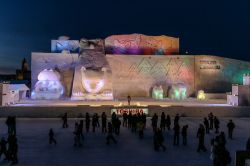 Sculture di neve con luci colorate al Festival della Neve del 2017, Asahikawa, Giappone - © neptunestocks / Shutterstock.com