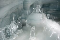 Sculture di pinguini nel Palazzo del Ghiaccio a Jungfrau, Grindelwald, Svizzera.
