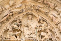 Sculture gotiche sulla facciata ovest dell'abbazia di Fleury a Saint-Benoit-sur-Loire (Francia).
