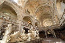 Sculture in alabastro nella sala del coro della chiesa di Brou, Bourg-en-Bresse, Francia.
