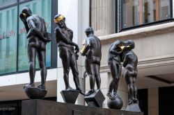 Sculture in bronzo "Untimely Contemporaries" di Bernd Goebel a Lipsia, Germania. Si trovano in Grimmaische Street nei pressi di Augustusplatz - © Gaid Kornsilapa / Shutterstock.com ...