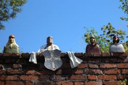 Sculture in ceramica nel centro storico di Torun, Polonia. Iscritto dal 1997 nella lista del Patrimonio dell'umanità dell'Unesco, il cuore della città di Torun ospita alcuni ...