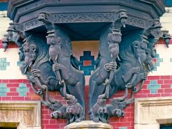 Sculture in legno al Kuthirarnalika Palace Museum di Trivandrum, Kerala, India. Si tratta di un raro esempio di lavorazione artistica nello stile tradizionale di Travancore.



