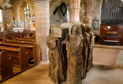 Sculture in legno all'interno della chiesa di Santa Maria Vergine a Lindisfarne, Inghilterra. Raffigurano alcuni monaci che trasportano la bara di un religioso deceduto - © Reimar / ...