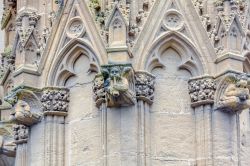 Sculture in pietra sulla facciata della cattedrale di Santa Maria a Bayonne (Francia).
